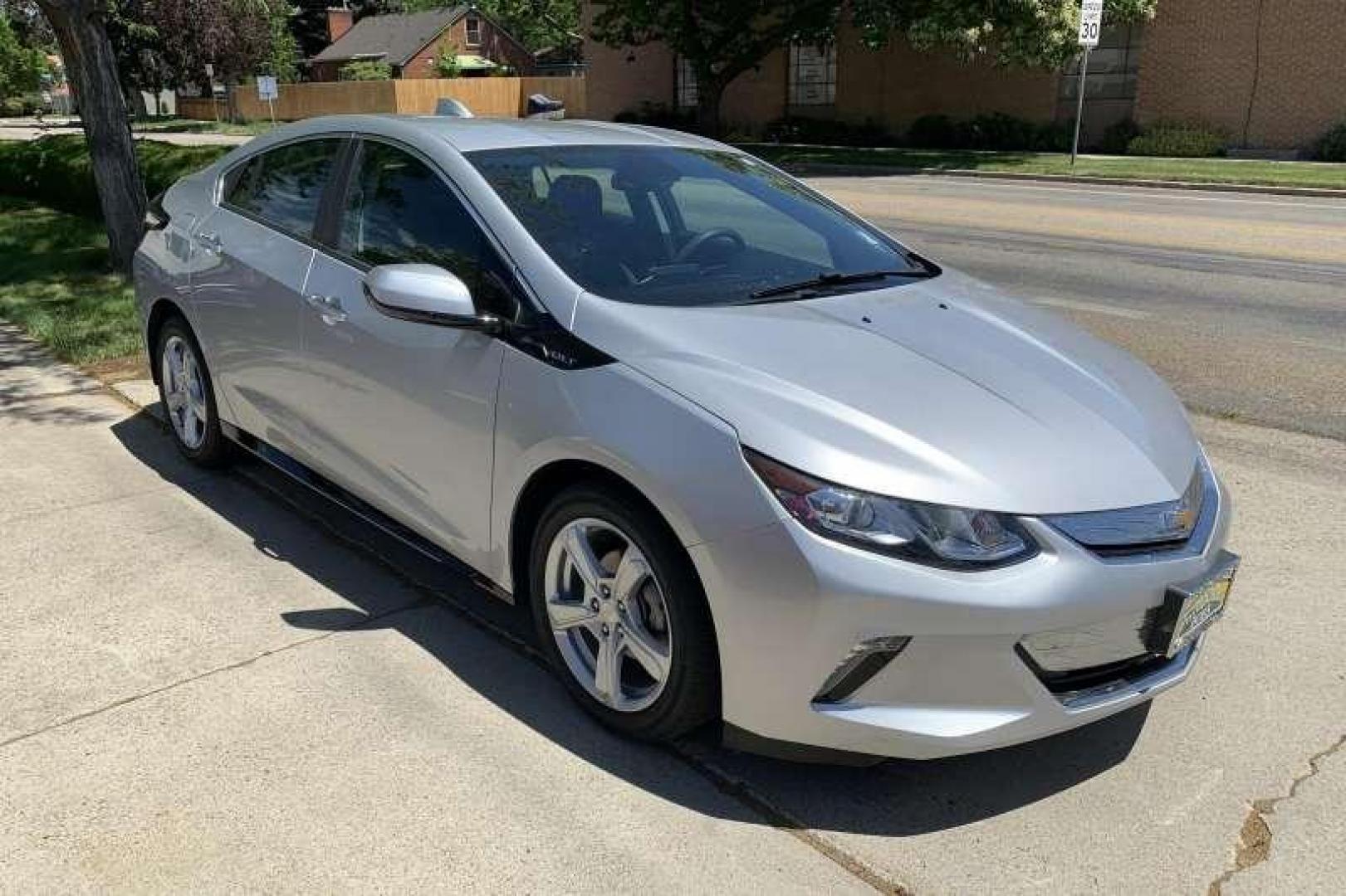 2018 Quicksilver Metallic /Black CHEVROLET VOLT LT (1G1RC6S56JU) with an RANGE EXTENDER, 1.5L VARIABLE VALVE TIMING, DI, DOHC 4-CYLINDER engine, Electric drive extended range, (149hp [111 kW] 294 transmission, located at 2304 W. Main St., Boise, ID, 83702, (208) 342-7777, 43.622105, -116.218658 - 2018 CHEVROLET - Photo#2