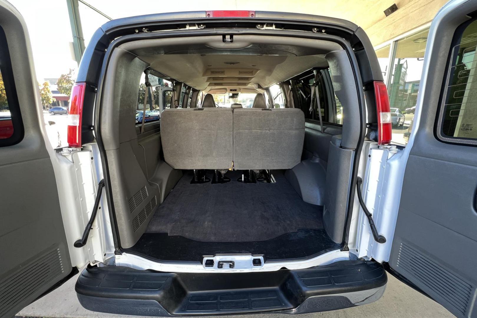 2019 Summit White /Gray CHEVROLET EXPRESS PASSENGER LT (1GAZGPFG3K1) with an VORTEC 6.0L V8 SFI FLEXFUEL engine, 8-speed automatic, electronically controlled with transmission, located at 2304 W. Main St., Boise, ID, 83702, (208) 342-7777, 43.622105, -116.218658 - 2019 CHEVROLET - Photo#5