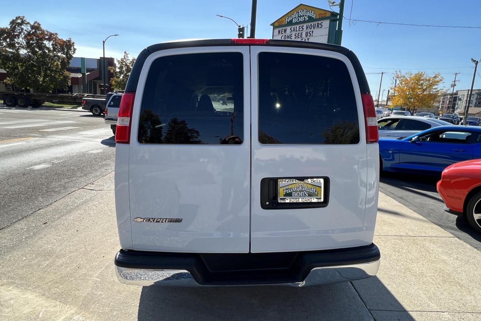 2019 Summit White /Gray CHEVROLET EXPRESS PASSENGER LT (1GAZGPFG3K1) with an VORTEC 6.0L V8 SFI FLEXFUEL engine, 8-speed automatic, electronically controlled with transmission, located at 2304 W. Main St., Boise, ID, 83702, (208) 342-7777, 43.622105, -116.218658 - 2019 CHEVROLET - Photo#2