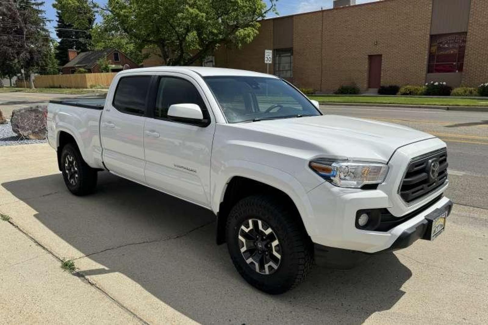 2019 Super White /Gray Toyota Tacoma Double Cab SR5 (3TMDZ5BN5KM) with an 3.5L Atkinson-Cycle V6 -inc: VVT-iW wider intake and VVT-i exhaust engine, 6-Speed Automatic transmission, located at 2304 W. Main St., Boise, ID, 83702, (208) 342-7777, 43.622105, -116.218658 - 2019 TOYOTA - Photo#2