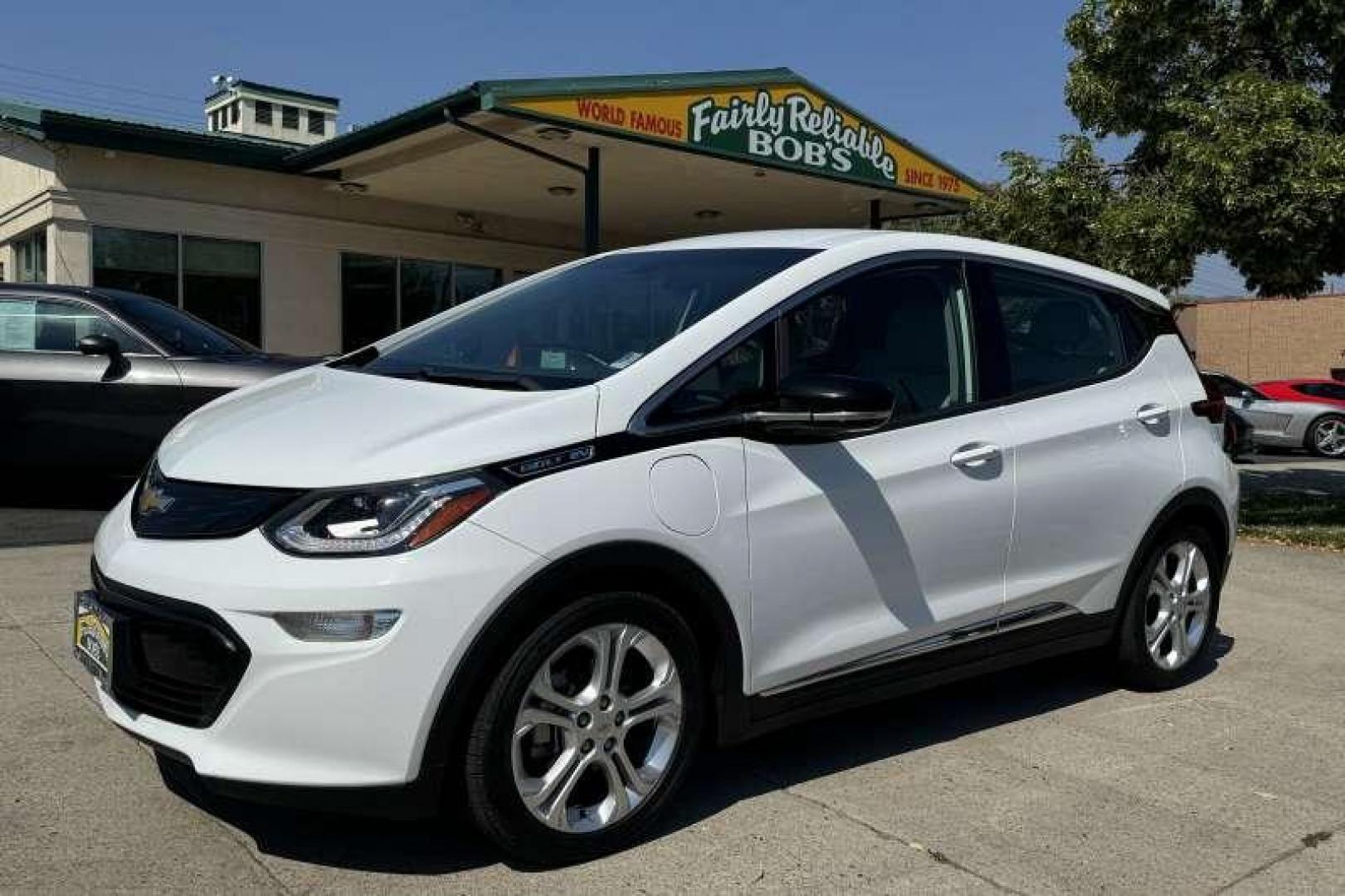 2017 Summit White /Dark Galvanized/Sky Cool Gray CHEVROLET BOLT EV LT (1G1FW6S08H4) with an ELECTRIC DRIVE UNIT, (200 HP [150 KW] 266 LB-FT OF TORQUE [360 N-M]) engine, Electric drive unit, (200 hp [150 kW] 266 lb-ft of transmission, located at 2304 W. Main St., Boise, ID, 83702, (208) 342-7777, 43.622105, -116.218658 - Photo#0