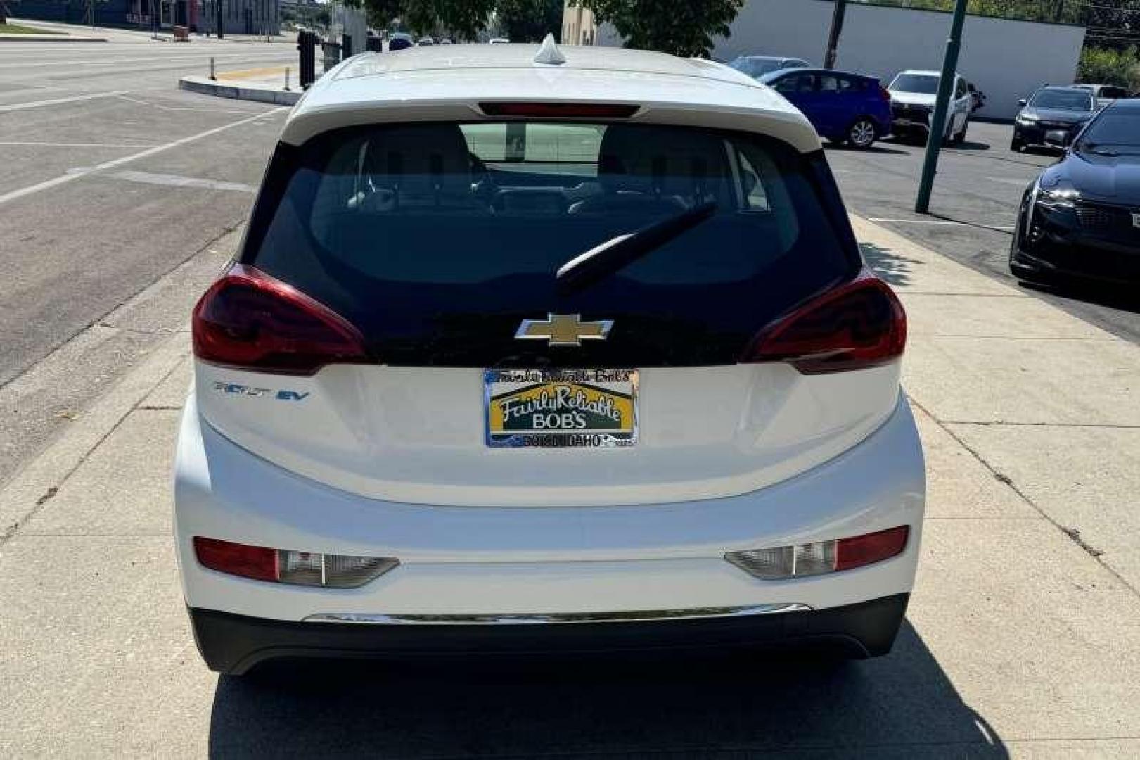 2017 Summit White /Dark Galvanized/Sky Cool Gray CHEVROLET BOLT EV LT (1G1FW6S08H4) with an ELECTRIC DRIVE UNIT, (200 HP [150 KW] 266 LB-FT OF TORQUE [360 N-M]) engine, Electric drive unit, (200 hp [150 kW] 266 lb-ft of transmission, located at 2304 W. Main St., Boise, ID, 83702, (208) 342-7777, 43.622105, -116.218658 - Photo#1