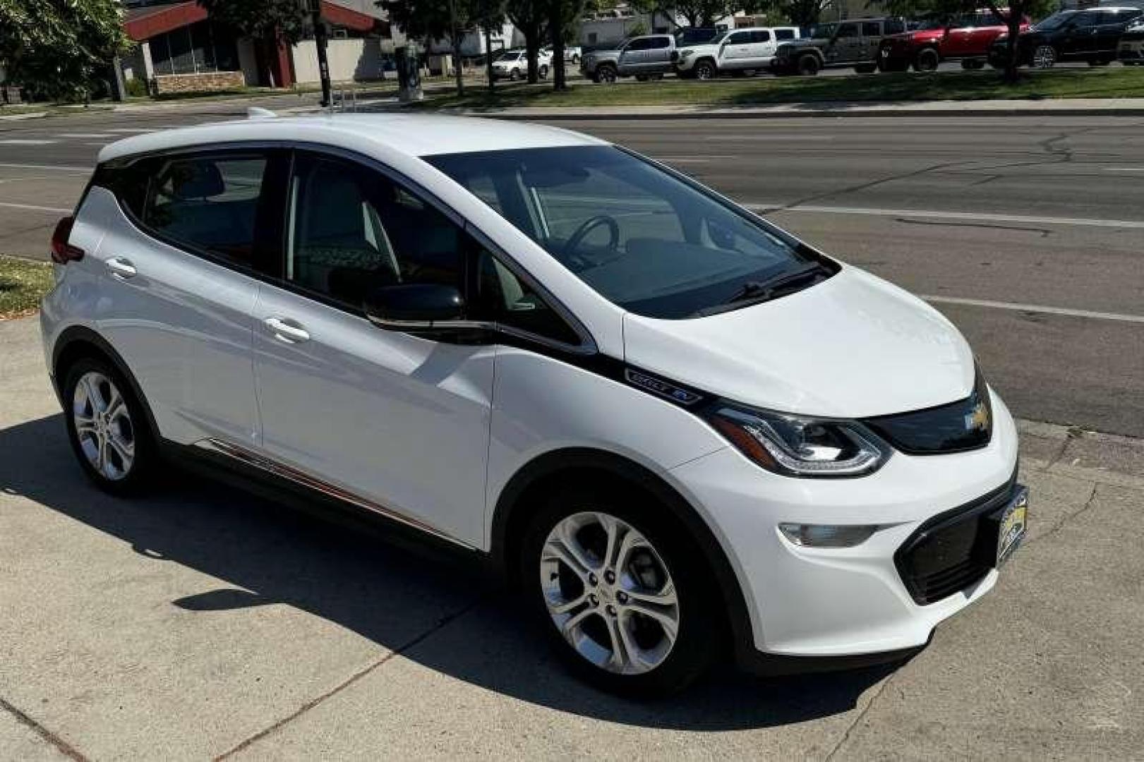 2017 Summit White /Dark Galvanized/Sky Cool Gray CHEVROLET BOLT EV LT (1G1FW6S08H4) with an ELECTRIC DRIVE UNIT, (200 HP [150 KW] 266 LB-FT OF TORQUE [360 N-M]) engine, Electric drive unit, (200 hp [150 kW] 266 lb-ft of transmission, located at 2304 W. Main St., Boise, ID, 83702, (208) 342-7777, 43.622105, -116.218658 - Photo#2