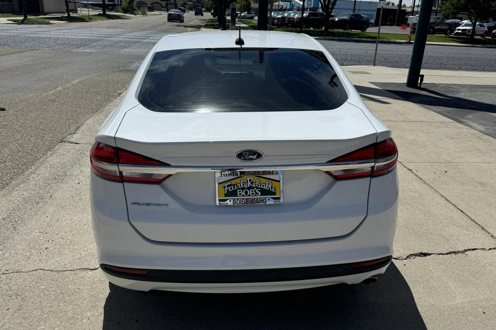 2018 Oxford White /Canvas Ford Fusion (3FA6P0G77JR) with an 4 Cyl 2.5 Liter engine, Automatic transmission, located at 2304 W. Main St., Boise, ID, 83702, (208) 342-7777, 43.622105, -116.218658 - Low Mileage, New Tires, Ready To Go! - Photo#2