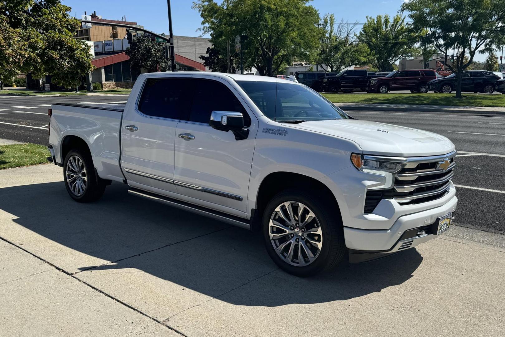 2022 Iridescent Pearl Tricoat /Jet Black/Nightshift Blue Chevrolet Silverado 1500 High Country High Country (3GCUDJEL6NG) with an V8 6.2 Liter engine, Automatic 10 Speed transmission, located at 2304 W. Main St., Boise, ID, 83702, (208) 342-7777, 43.622105, -116.218658 - Photo#2