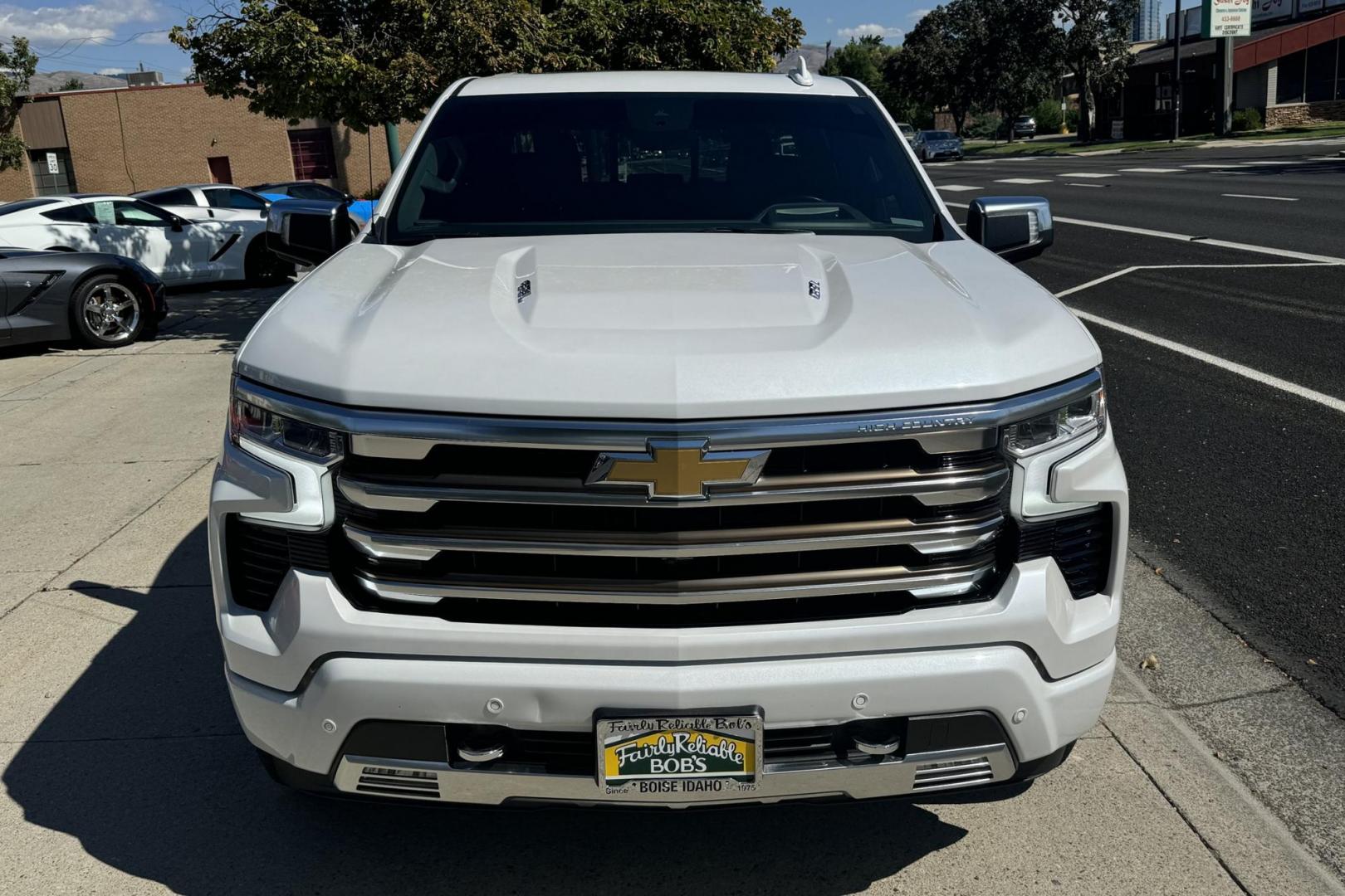 2022 Iridescent Pearl Tricoat /Jet Black/Nightshift Blue Chevrolet Silverado 1500 High Country High Country (3GCUDJEL6NG) with an V8 6.2 Liter engine, Automatic 10 Speed transmission, located at 2304 W. Main St., Boise, ID, 83702, (208) 342-7777, 43.622105, -116.218658 - Photo#3