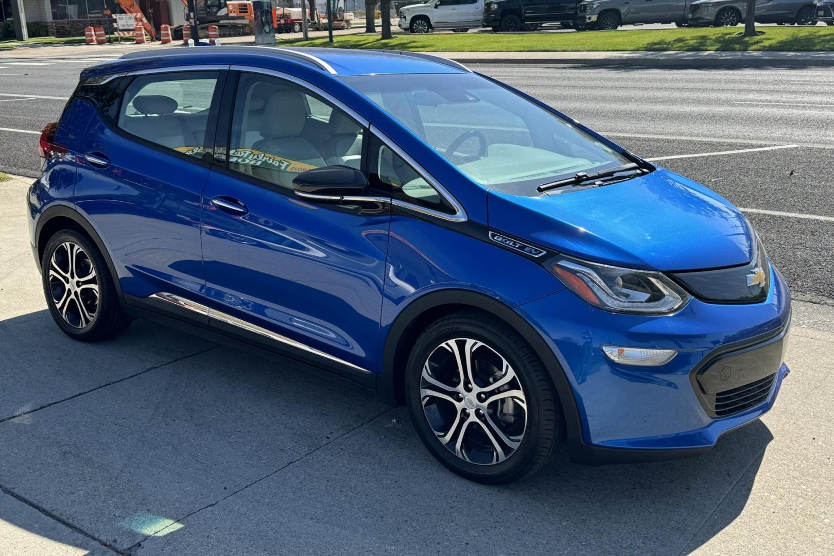 2018 Kinetic Blue Metallic /Light Ash Gray/Ceramic White Chevrolet Bolt Premier Premier (1G1FX6S07J4) with an 60 kWh engine, Automatic transmission, located at 2304 W. Main St., Boise, ID, 83702, (208) 342-7777, 43.622105, -116.218658 - Photo#2