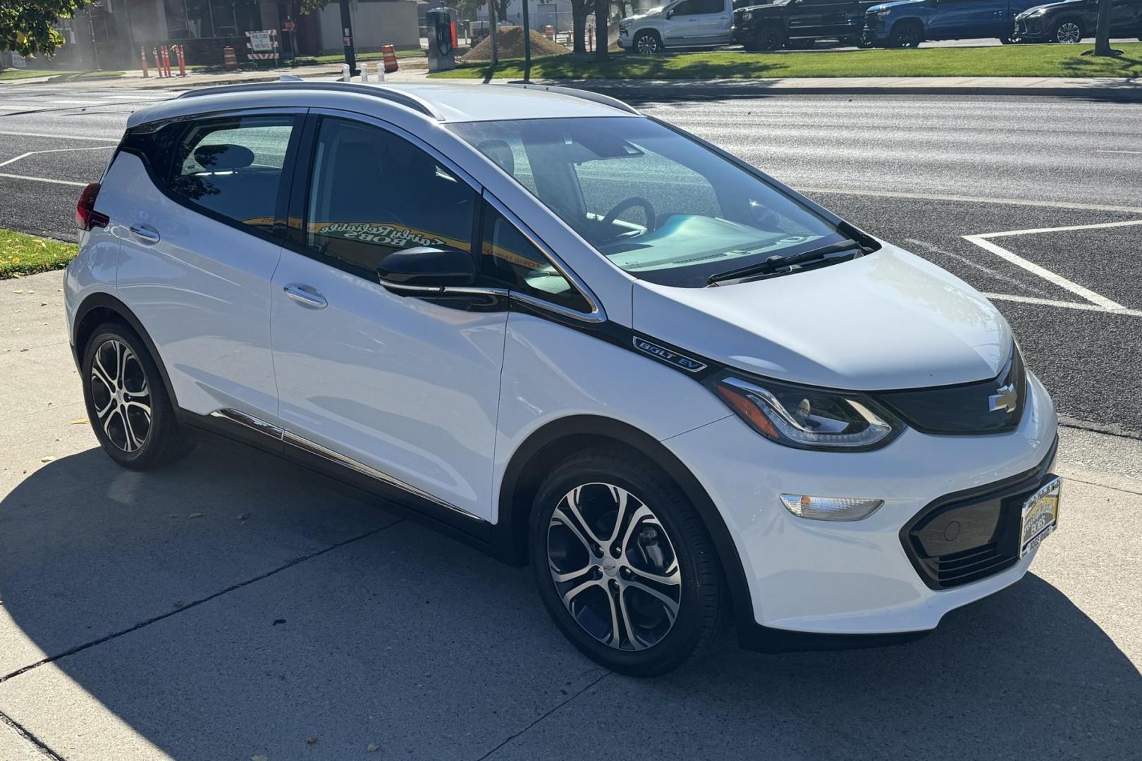 2018 Summit White /Dark Galvanized Gray Chevrolet Bolt Premier Premier (1G1FX6S07J4) with an 60 kWh engine, Automatic transmission, located at 2304 W. Main St., Boise, ID, 83702, (208) 342-7777, 43.622105, -116.218658 - Photo#2