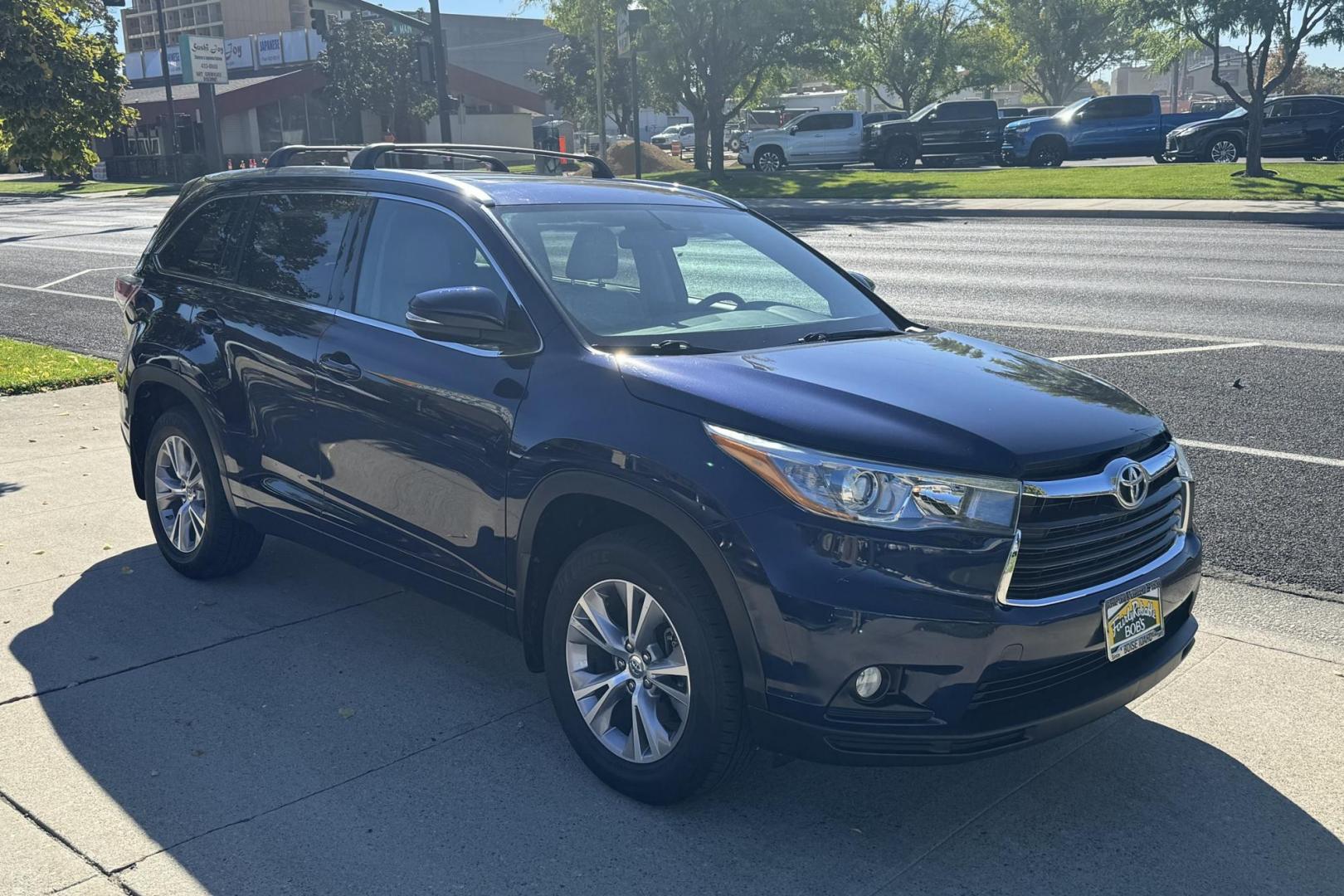 2015 Nautical Blue Metallic /Gray Toyota Highlander XLE (5TDJKRFH1FS) with an V6 3.5 Liter engine, Automatic 6 Speed transmission, located at 2304 W. Main St., Boise, ID, 83702, (208) 342-7777, 43.622105, -116.218658 - Hard To Find! Great To Own! New Tires Too! - Photo#2