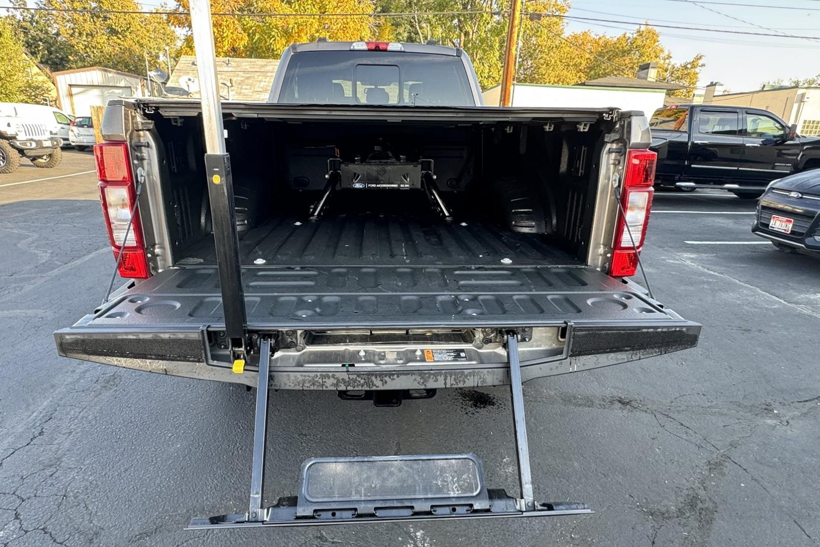 2022 Stone Gray Metallic /Black Ford F-350 Super Duty Crew Cab Lariat (1FT8W3BT3NE) with an V8 6.7 Liter Turbo Diesel engine, Automatic 10 Speed transmission, located at 2304 W. Main St., Boise, ID, 83702, (208) 342-7777, 43.622105, -116.218658 - Photo#21