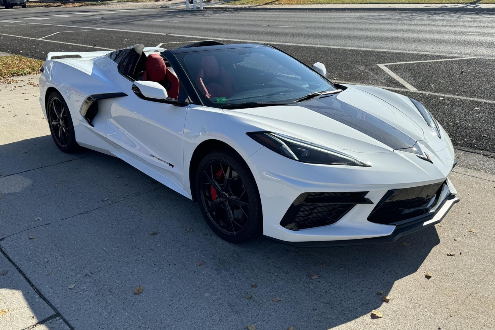 2021 Arctic White /Adrenaline Red Chevrolet Corvette Stingray 3LT Z51 (1G1YC3D40M5) with an V8 6.2 Liter engine, Automatic 8 Speed transmission, located at 2304 W. Main St., Boise, ID, 83702, (208) 342-7777, 43.622105, -116.218658 - 3LT Z51 Convertible! Low Mileage And Awesome! - Photo#2