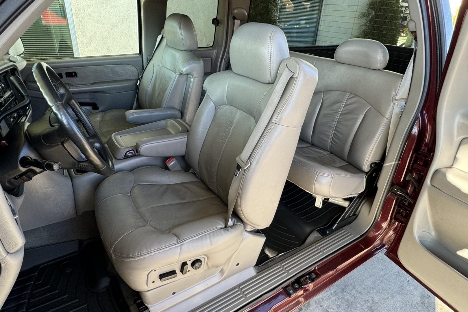 2001 Maroon /Gray Chevrolet Silverado 1500 LT (1GCEK19T51Z) with an V8 5.3 Liter engine, Automatic transmission, located at 2304 W. Main St., Boise, ID, 83702, (208) 342-7777, 43.622105, -116.218658 - One Owner Idaho Truck! - Photo#5