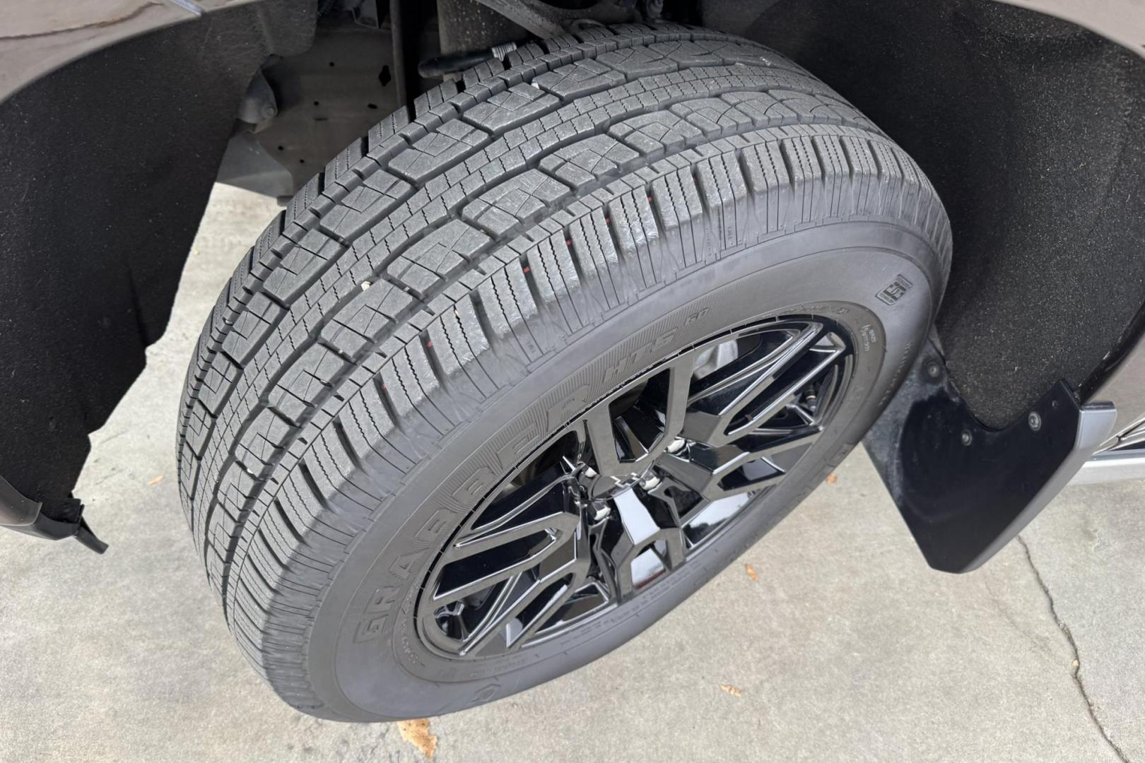 2019 Havana Brown Metallic /Jet Black/Umber Chevrolet Silverado 1500 High Country (1GCUYHEL2KZ) with an V8 6.2 Liter engine, Automatic 10 Speed transmission, located at 2304 W. Main St., Boise, ID, 83702, (208) 342-7777, 43.622105, -116.218658 - Highly Optioned And Clean! - Photo#23