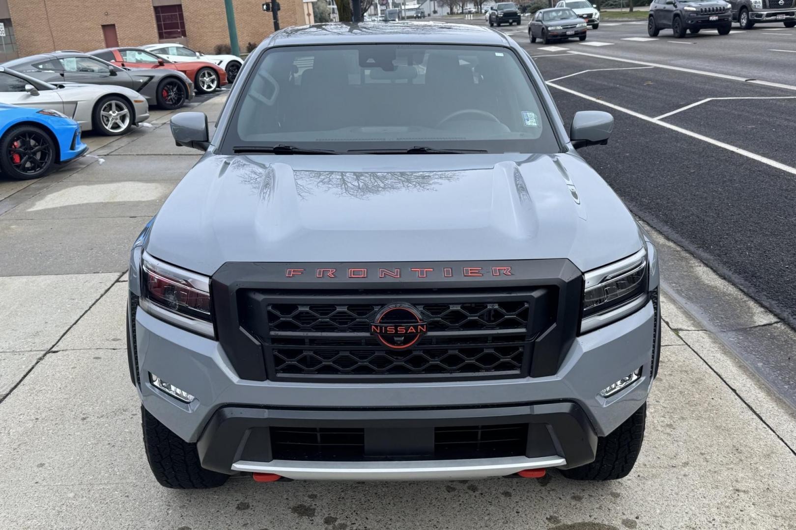 2022 Boulder Gray Pearl /Black Nissan Frontier PRO-4X (1N6ED1EK7NN) with an V6 3.8 Liter engine, Automatic 9 Speed transmission, located at 2304 W. Main St., Boise, ID, 83702, (208) 342-7777, 43.622105, -116.218658 - Remaining Factory Warranty! Huge Value For The Money! - Photo#3