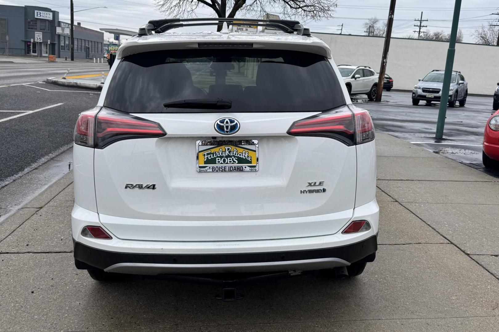 2018 Super White /Black Toyota RAV4 XLE (JTMRJREV1JD) with an 4 Cyl 2.5 Liter Hybrid engine, Automatic transmission, located at 2304 W. Main St., Boise, ID, 83702, (208) 342-7777, 43.622105, -116.218658 - Photo#3