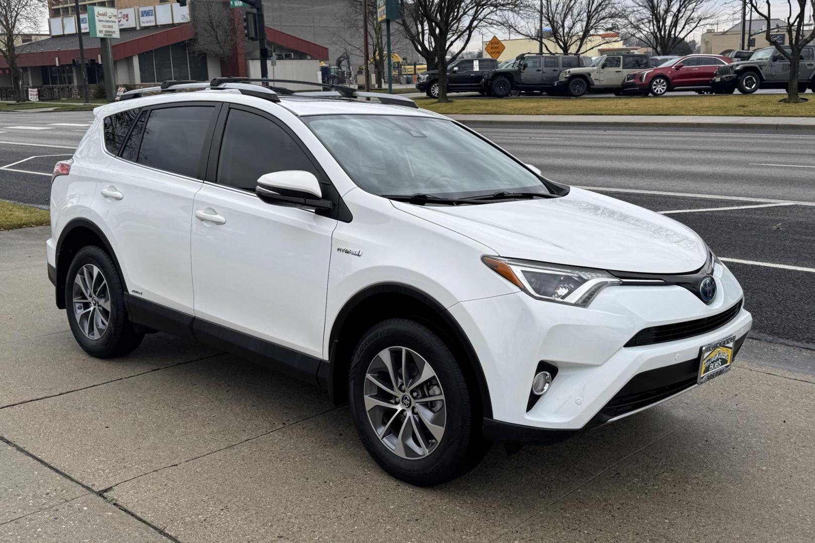 2018 Super White /Black Toyota RAV4 XLE (JTMRJREV1JD) with an 4 Cyl 2.5 Liter Hybrid engine, Automatic transmission, located at 2304 W. Main St., Boise, ID, 83702, (208) 342-7777, 43.622105, -116.218658 - Photo#2