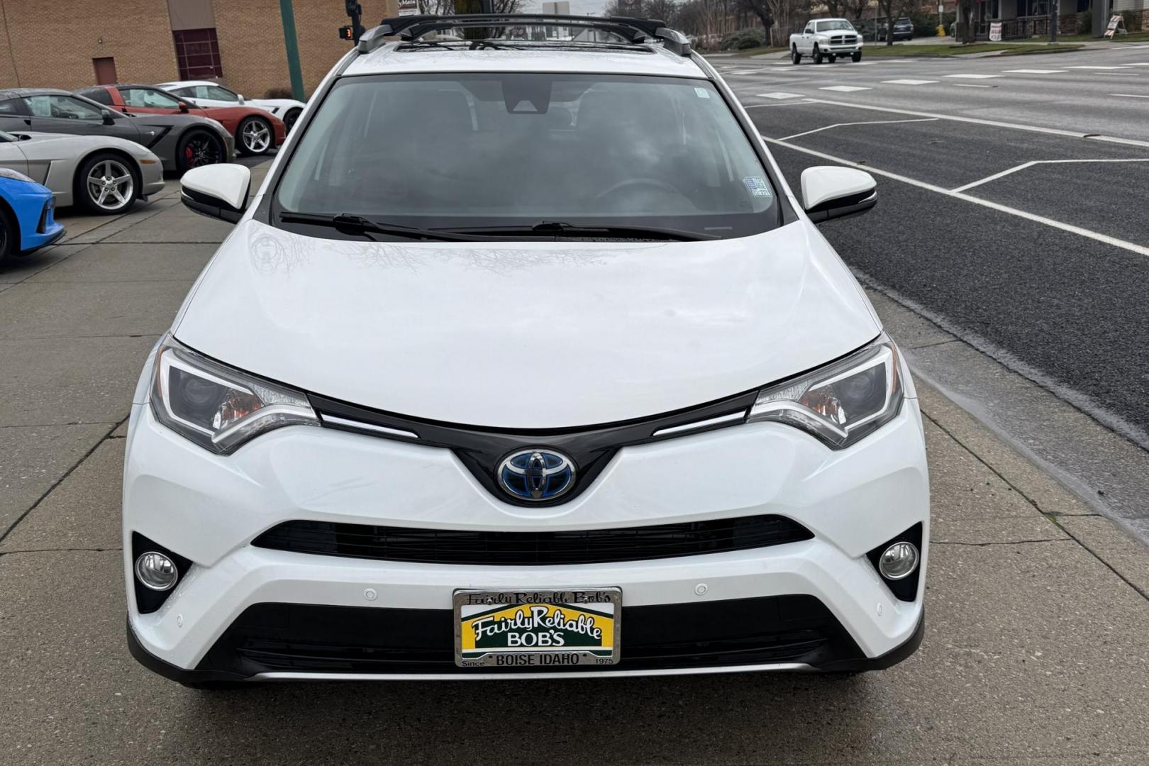 2018 Super White /Black Toyota RAV4 XLE (JTMRJREV1JD) with an 4 Cyl 2.5 Liter Hybrid engine, Automatic transmission, located at 2304 W. Main St., Boise, ID, 83702, (208) 342-7777, 43.622105, -116.218658 - Photo#1