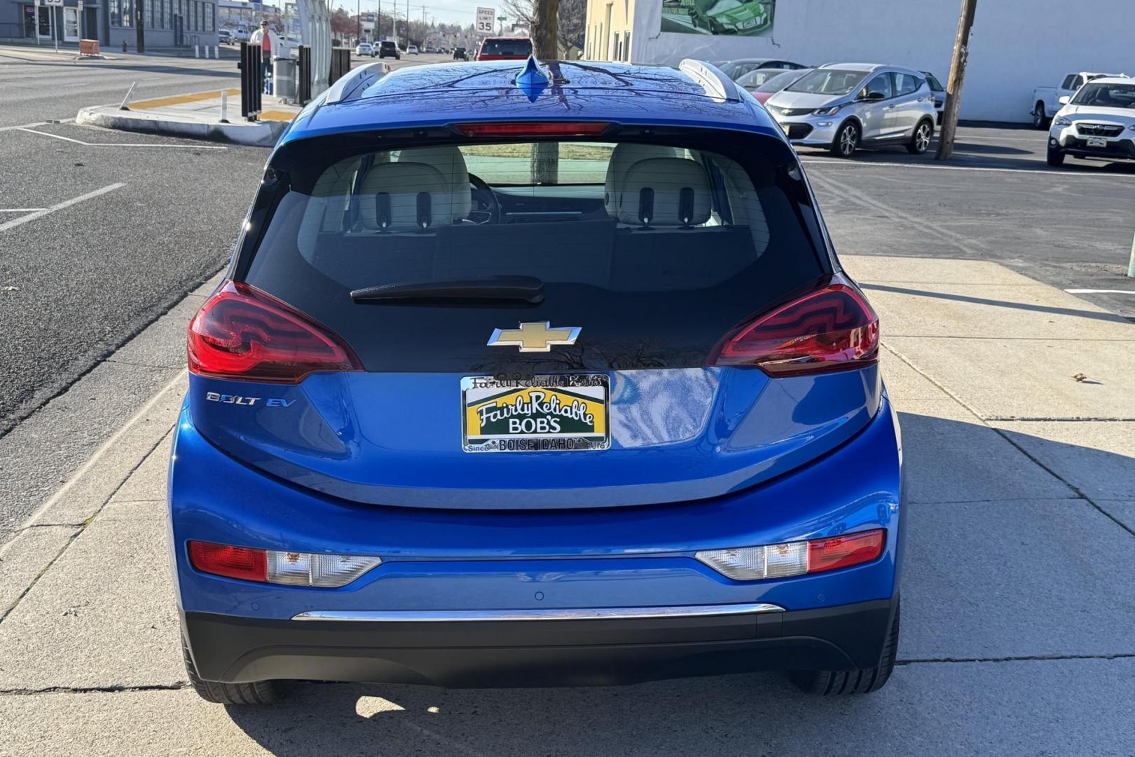 2020 Kinetic Blue Metallic /Dark Galvanized/Sky Cool Gray Chevrolet Bolt Premier Premier (1G1FZ6S05L4) with an 66 kWh engine, Automatic transmission, located at 2304 W. Main St., Boise, ID, 83702, (208) 342-7777, 43.622105, -116.218658 - Photo#1