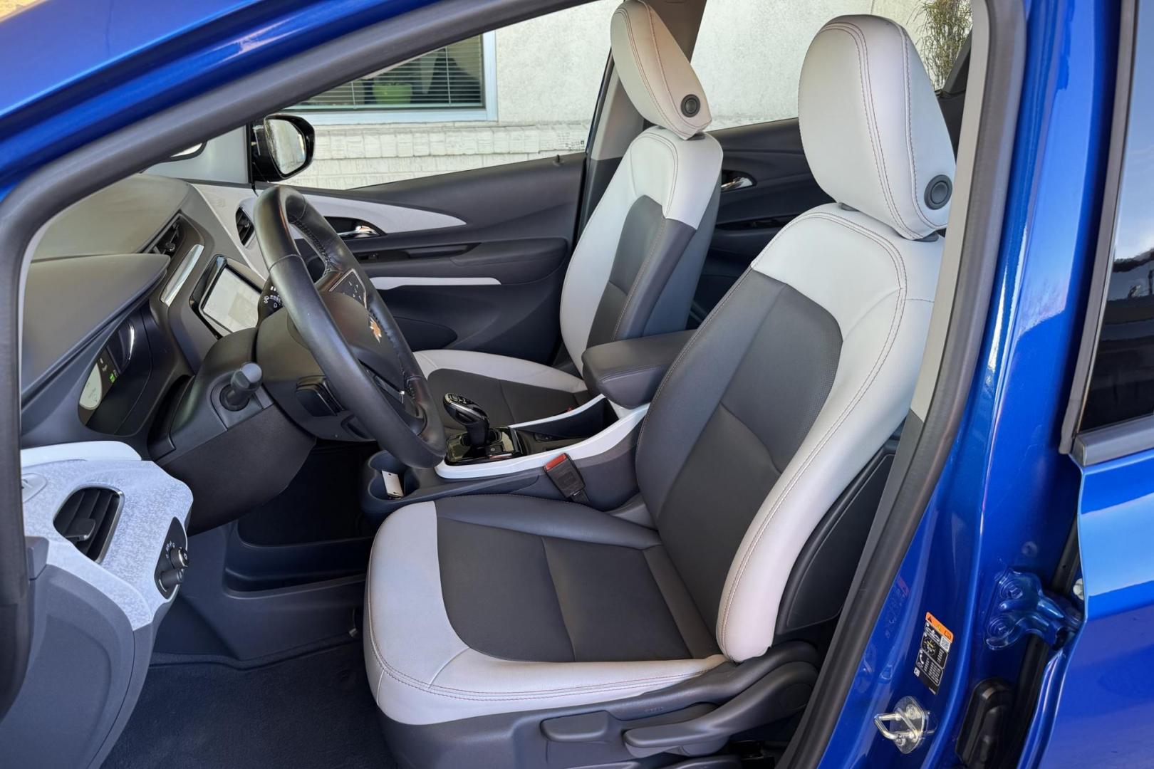 2020 Kinetic Blue Metallic /Dark Galvanized/Sky Cool Gray Chevrolet Bolt Premier Premier (1G1FZ6S05L4) with an 66 kWh engine, Automatic transmission, located at 2304 W. Main St., Boise, ID, 83702, (208) 342-7777, 43.622105, -116.218658 - Photo#14