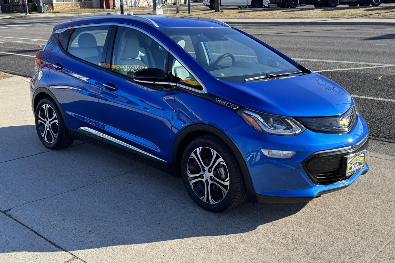 2020 Kinetic Blue Metallic /Dark Galvanized/Sky Cool Gray Chevrolet Bolt Premier Premier (1G1FZ6S05L4) with an 66 kWh engine, Automatic transmission, located at 2304 W. Main St., Boise, ID, 83702, (208) 342-7777, 43.622105, -116.218658 - Photo#2