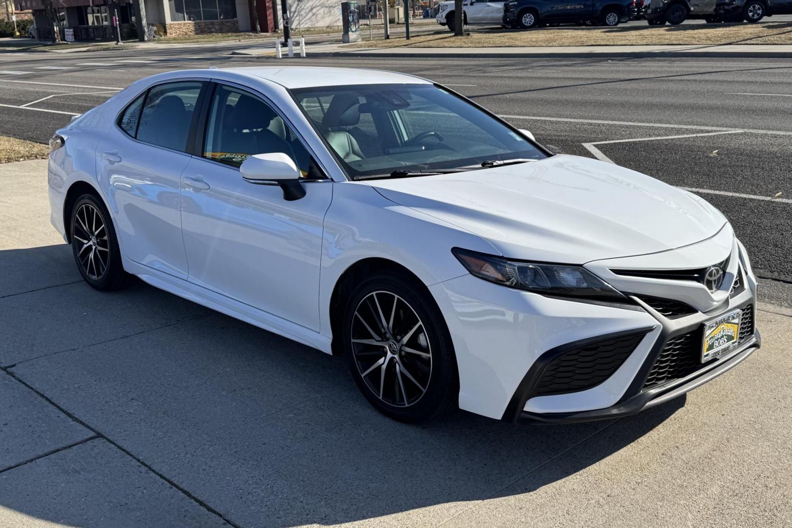 2022 Super White /Black Toyota Camry SE (4T1G11AK9NU) with an 4 Cyl 2.5 Liter engine, Automatic 8 Speed transmission, located at 2304 W. Main St., Boise, ID, 83702, (208) 342-7777, 43.622105, -116.218658 - Great Fuel Economy! - Photo#2