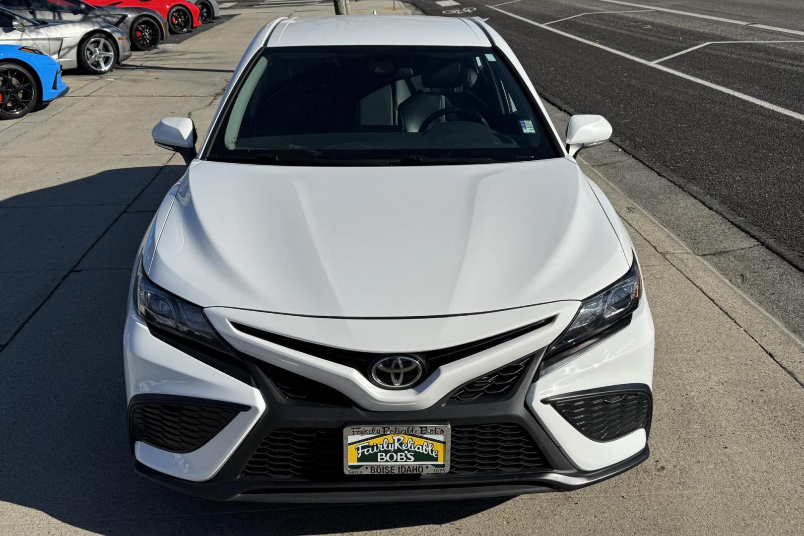 2022 Super White /Black Toyota Camry SE (4T1G11AK9NU) with an 4 Cyl 2.5 Liter engine, Automatic 8 Speed transmission, located at 2304 W. Main St., Boise, ID, 83702, (208) 342-7777, 43.622105, -116.218658 - Great Fuel Economy! - Photo#3