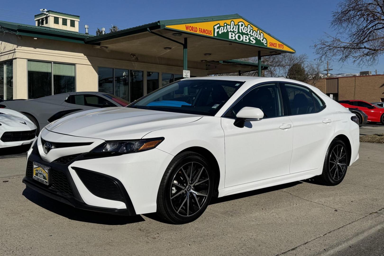 2022 Super White /Black Toyota Camry SE (4T1G11AK9NU) with an 4 Cyl 2.5 Liter engine, Automatic 8 Speed transmission, located at 2304 W. Main St., Boise, ID, 83702, (208) 342-7777, 43.622105, -116.218658 - Great Fuel Economy! - Photo#0