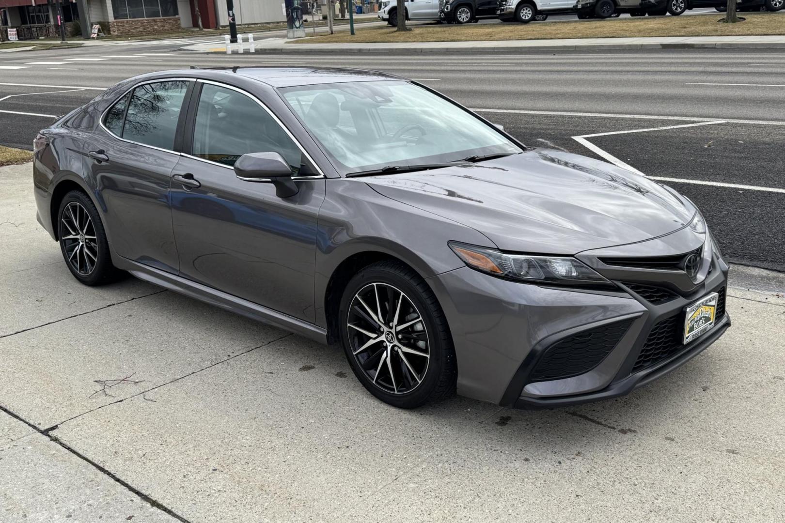 2022 Predawn Gray Mica /Black Toyota Camry SE (4T1G11AK9NU) with an 4 Cyl 2.5 Liter engine, Automatic 8 Speed transmission, located at 2304 W. Main St., Boise, ID, 83702, (208) 342-7777, 43.622105, -116.218658 - Proven Toyota Quality! - Photo#2